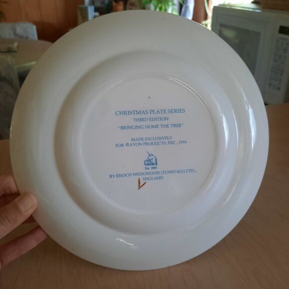 Vintage 1976 “Bringing Home the Tree” Christmas Plate - Enoch Wedgwood for AVON - Picture 2 of 8